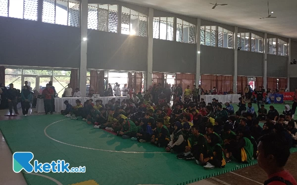 Thumbnail Para atlet berkumpul dalam pembagian medali di Auditorium Undar, Jombang (Foto: Khaesar/Ketik.co.id)