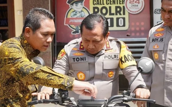 Thumbnail Berita - Cak Thoriq Serahkan 5 Motor Listrik ke Polres Lumajang