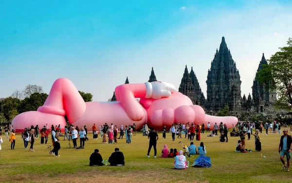 Thumbnail Berita - [Berita Foto] Kerennya Pameran "KAWS: Holiday Indonesia" di Candi Prambanan