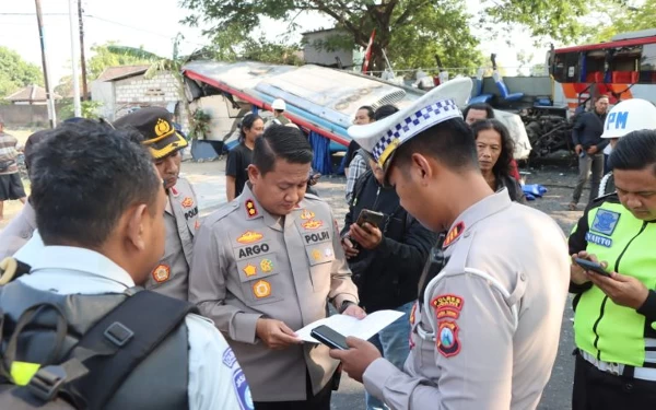 Thumbnail Berita - Kronologi Kecelakaan Bus Sugeng Rahayu vs Bus Eka di Ngawi yang Sebabkan 3 Orang Tewas, Ini Identitas Penyeberang Jalan