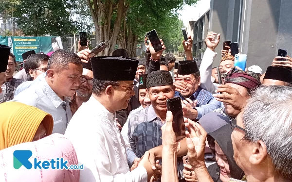 Thumbnail Anies Baswedan saat tiba di Universitas Darul Ulum Jombang (31/8/2023). (Foto: Rifat/Ketik.co.id)