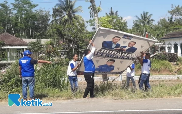 Thumbnail Berita - DPC Demokrat Pacitan Copot Baliho Bergambar Anies-AHY hingga Tak Tersisa