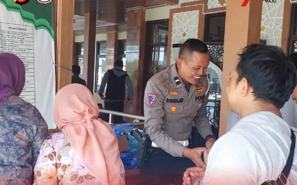 Jum’at Berbagi, Polres Sukabumi Kota Bagikan Ratusan Nasi Box