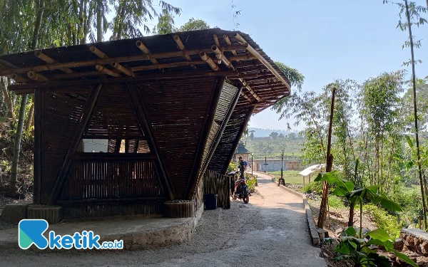 Thumbnail Loket pemeriksaan tiket masuk Telaga Madiredo di Desa Madiredo Kecamatan Pujon Kabupaten Malang. (Foto: Sholeh/ketik.co.id)