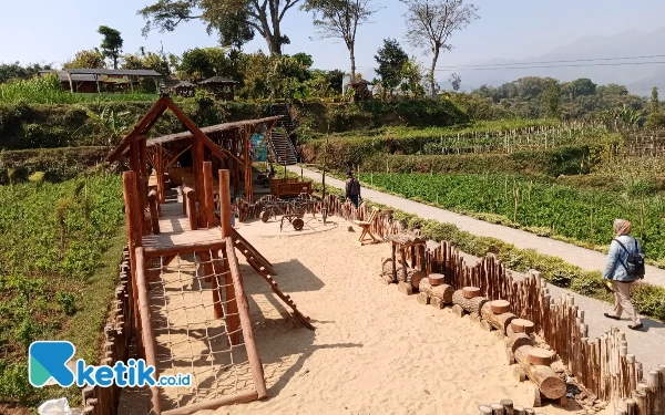 Thumbnail Tempat bermain anak di Telaga Madiredo di Desa Madiredo Kecamatan Pujon Kabupaten Malang. (Foto: Sholeh/ketik.co.id)