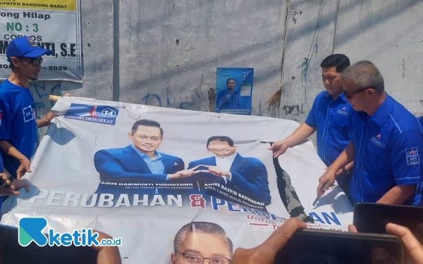 Thumbnail Berita - Kader Demokrat Kabupaten Bandung Tertibkan Ratusan Baligo Bergambar Anies Baswedan