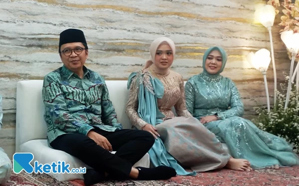 Thumbnail Calon mempelai putri Nadya Shafa Salsabila didampingi ayahanda Gus Aidil Musthofa dan ibunda Ning Ema Umiyyatul Chusnah. (Foto: Rifat/Ketik.co.id)