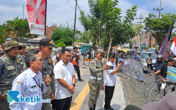 Thumbnail Berita - Tuntut Hak Buruh, SBMB Geruduk Kantor Disnaker Jember