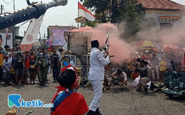 Thumbnail Berita - Bikin Merinding! Karnaval Cemorokandang Malang Tampilkan Insiden Hotel Yamato