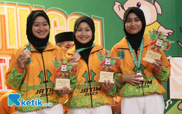 Thumbnail Bahagianya para atlet kempo beregu putri Kabupaten Pasuruan saat berada di atas podium Porprov Jatim 2023. (Foto: Rifat/Ketik.co.id)