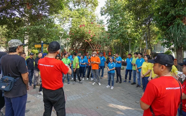 Thumbnail Berita - Keren! Peringati World Clean Up Day, Asscott Indonesia Bersih-Bersih Taman Prestasi Surabaya