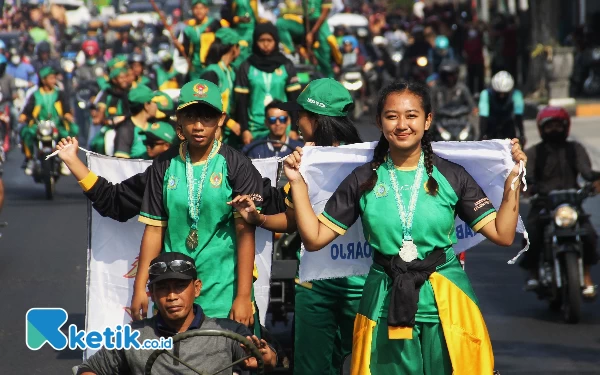 Thumbnail Berita - Pawai Tim Putra-Putri Sepak Bola Sidoarjo Dapat Sambutan Meriah Warga Kota Delta