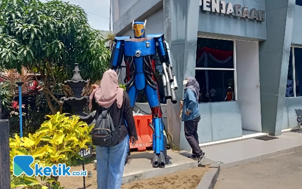 Thumbnail Berita - Keren! Knalpot Brong Hasil Sitaan Polisi Diolah Jadi Patung Transformer