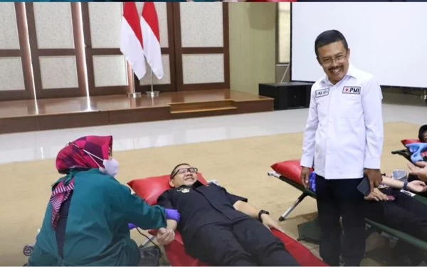 Peringati HUT PMI, Pj Wali Kota Batu Ikut Donor Darah