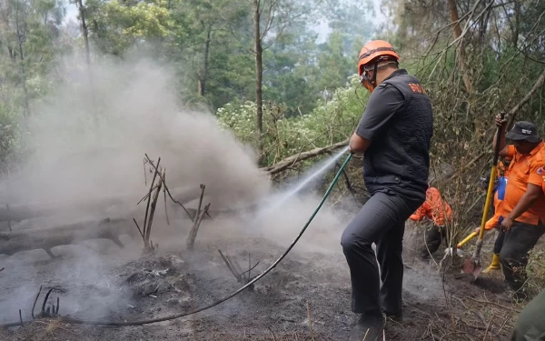 Thumbnail Berita - Kalaksa BPBD Jatim Pimpin Pembasahan Savana Bukit Teletubbies