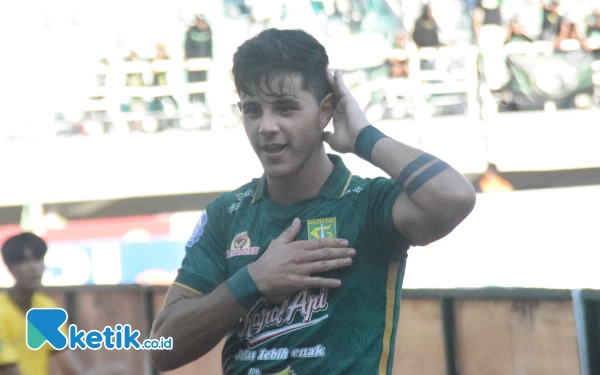 Thumbnail Selebrasi Bruno Moureira usai mencetak gol pertama bagi Persebaya kala melawan Arema FC, Sabtu (23/9/2023). (Foto : M.Khaesar/Ketik.co.id)