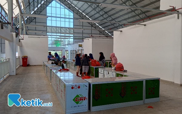 Thumbnail Pedagang kuliner di lantai tiga sedang persiapan menempati pasar induk Among Tani Kota Batu, Selasa (26/9/2023). (Foto: Sholeh/ketik.co.id)