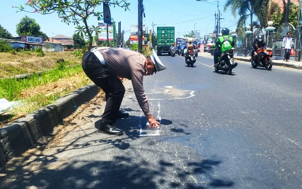 Thumbnail Berita - Gagal nyalip, Pemotor Wanita Meninggal Terlindas Truk di Jalan Sarirogo