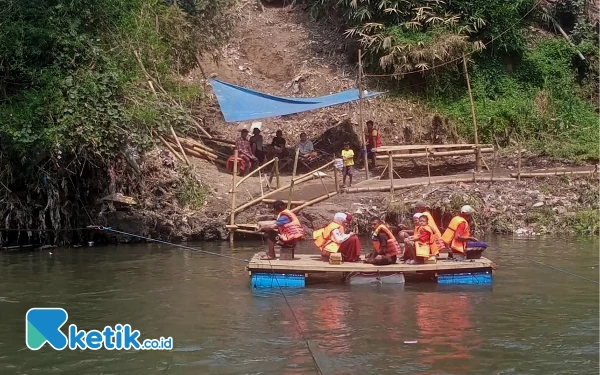 Thumbnail Berita - Jembatan Rusak, Siswa Kota Malang Naik Getek untuk Berangkat Sekolah