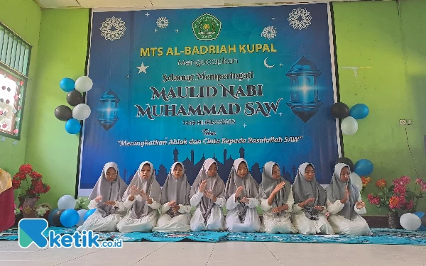 Thumbnail Berita - Gelar Peringatan Maulid Nabi, MTs Al Badriyah Kupal Halsel Tampilkan Seni Islam Nusantara