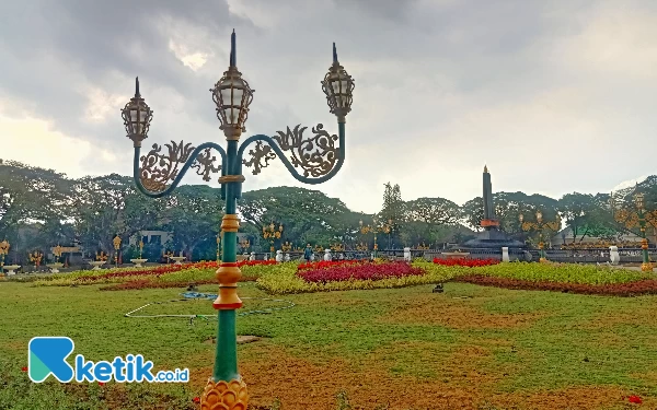 Thumbnail Usung Konsep Heritage, Lampu Hias Alun-Alun Tugu Kota Malang Jadi Sorotan