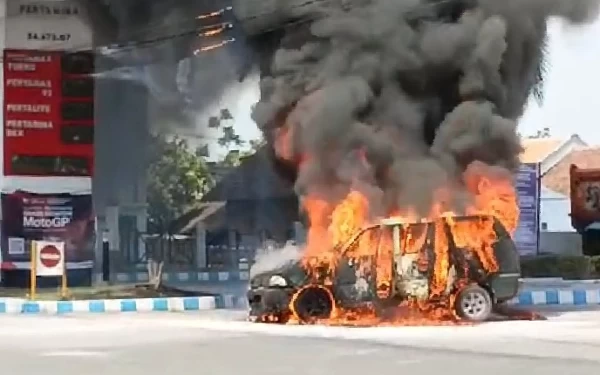 Thumbnail Berita - Mobil Kijang Ludes Terbakar saat Isi BBM di SPBU