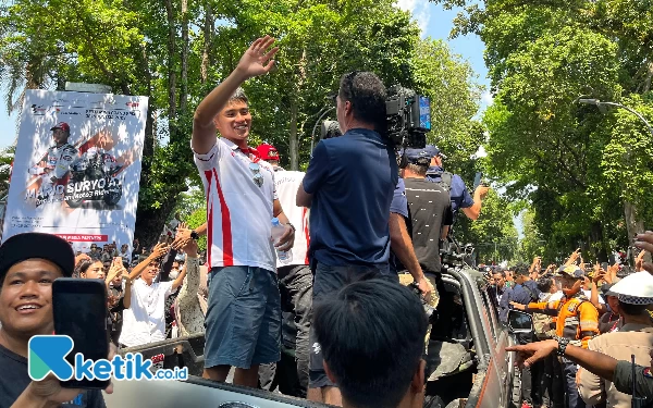 Thumbnail Pembalap Moto3 Indonesia Mario Aji menyapa masyarakat di kota Mataram saat parade pembalap (11/10/2023). (Foto: Naufal/Ketik.co.id)