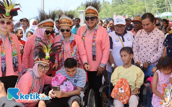 Thumbnail Kunjungan OASE KIM ke Raja Ampat, Istri Kapolri Bagikan Kursi Roda untuk Disabilitas