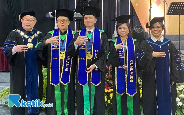 Thumbnail Berita - Unik, Ayah, Ibu dan Anak Wisuda  Bareng di UC 2023