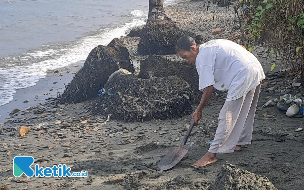 Bibi Atiyang  dan Sekop Berkarat di Tepian Pantai Desa Kupal