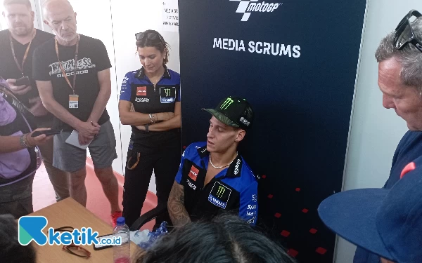 Thumbnail Pembalap MotoGP tim Monster Energy Yamaha Fabio Quartararo melayani wawancara awak media di media center, (13/10/2023). (Foto: Naufal/Ketik.co.id)