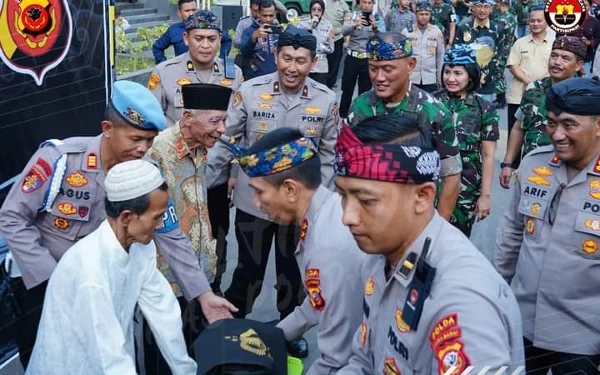 Thumbnail Berita - Jumat Peduli, Kapolda Jabar Santuni Warga Kurang Mampu