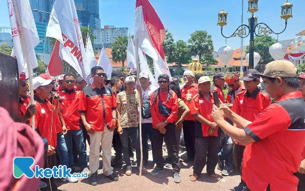 Thumbnail Berita - Desak Pembangunan Saluran Air FPMN Gelar Aksi Demo di Gedung Negara Grahadi