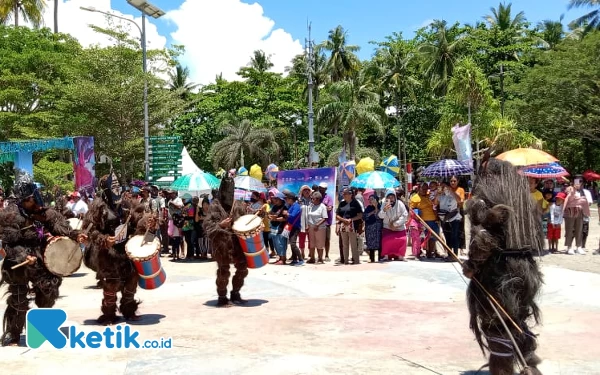 Thumbnail Berita - Busana Tradisional Suku Matbat Warnai Lomba Suling Tambur di Waisai