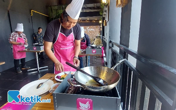 Thumbnail Berita - Rayakan Anniversary ke-7 FaveHotel Rungkut Ajak Awak Media Memasak Steak