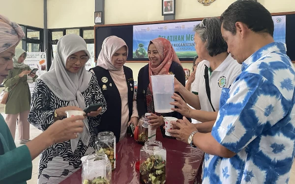 Thumbnail Berita - Rotary Surabaya Beberkan Manfaat Eco Enzym untuk Kebutuhan Rumah Tangga