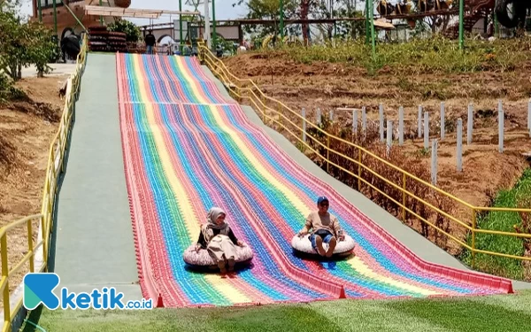 Thumbnail Berita - Serunya Seluncuran di Rainbow Slide Baloga Kota Batu