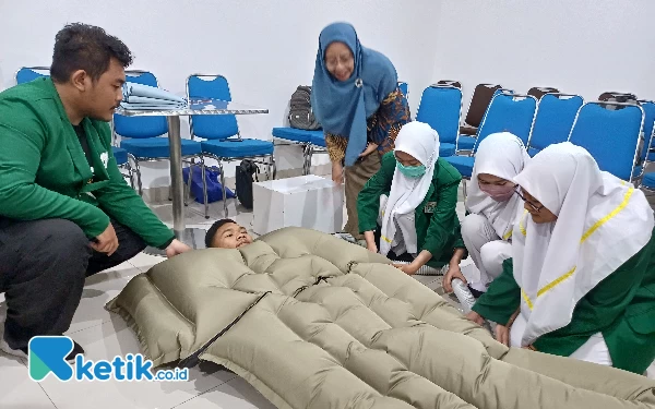 Thumbnail Berita - Agar Tak Hipotermia, Lima Mahasiswa D3 Keperawatan Unusa Bikin Selimut Heating Blanket