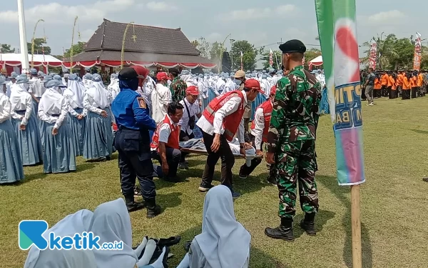 Thumbnail Berita - 100 Lebih Peserta Upacara Pingsan, Pemkab Blitar Kurang Persiapan