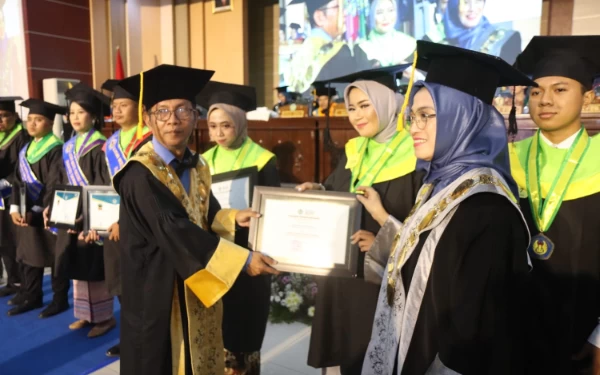 Thumbnail Berita - Wisuda Universita PGRI Madiun 2023, Rektor: Cetaklah Lapangan Kerja, Jangan Mencari Kerja