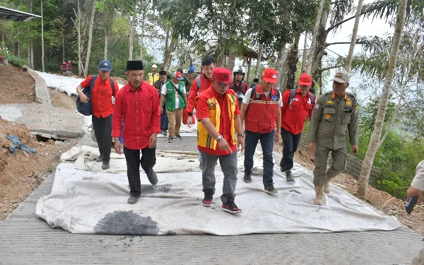 Thumbnail Berita - Pastikan Pembangunan Lancar, Bupati Cianjur Pantau Jalur Jalan Londok - Bayuning