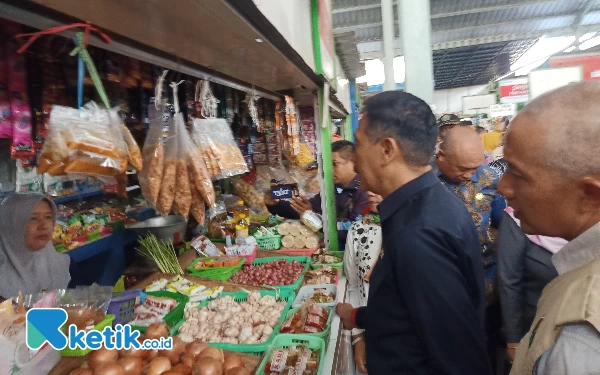 Thumbnail Respon Kenaikan Harga Cabai dan Gula, Pj Wali Kota Malang Sidak Pasar Bunulrejo