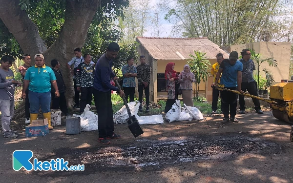 Thumbnail Berita - Tanpa Pemberitahuan, Pj Bupati Bondowoso 'Sidak' Jalan Berlubang di Pasar Pujer