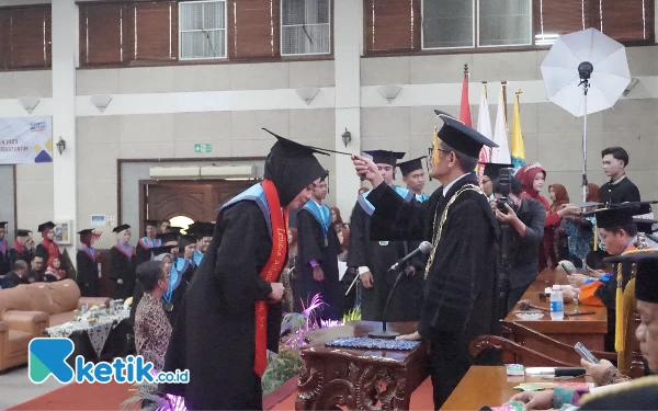 Thumbnail Berita - Kukuhkan 417 Wisudawan, Ini Pesan Rektor Universitas PGRI Ronggolawe