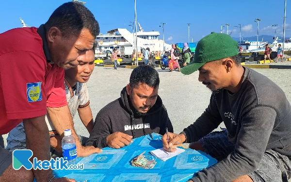 Thumbnail Berita - Mengharukan, Buruh Pelabuhan di Halsel Patungan Biayai Pengobatan Anak Buruh Penderita Pembengkakan Limpa