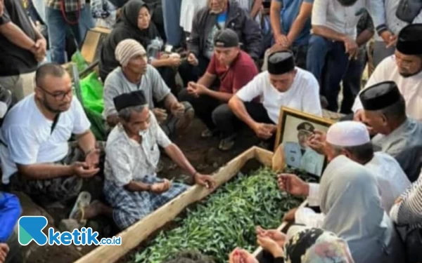 Thumbnail Berita - Menerka Sosok Kakek Tua yang Berdoa di Samping Makam Bupati Usman Sidik