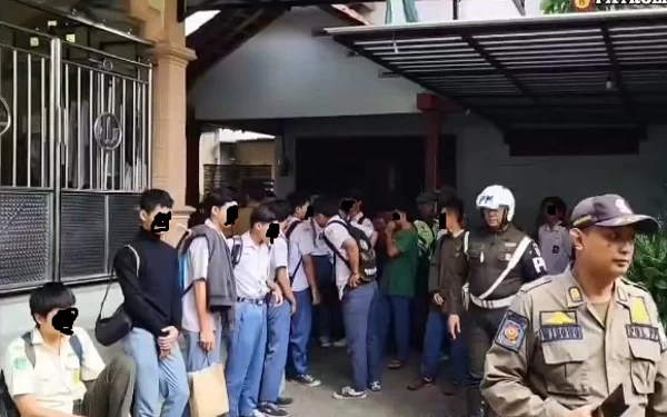 Thumbnail Berita - Bolos di Jam Sekolah, 20 Pelajar SMA-SMK di Kota Madiun Terjaring Razia, Satpol PP Ultimatum Pemilik Warung