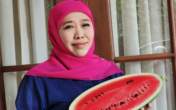 Thumbnail Wujud Solidaritas Palestina, Gubernur Khofifah Unggah Foto Pegang Buah Semangka