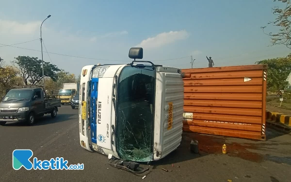 Thumbnail Berita - Sopir Ngantuk, Truk Kontainer Terguling di Tol Perak Surabaya