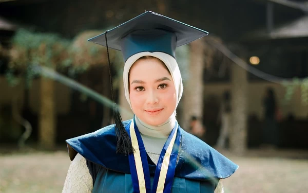 Thumbnail Berita - Inspiratif, Kisah Nabilah Raih Double Degree di Usia 21 Tahun